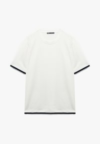 Witte katoenen t-shirt met een ronde halslijn en marineblauwe accenten op de mouwen en onderzoom. Zachte textuur met korte mouwen.