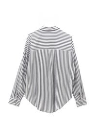 Camicia bianca a maniche lunghe con righe verticali blu navy, righe orizzontali sulla parte superiore della schiena, polsini con bottoni e colletto classico, vista dal retro.