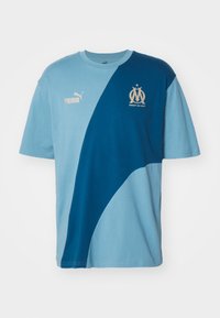OLYMPIQUE MARSEILLE FTBLCULTURE+ TEE - T-shirt med print - bold blue/ocean tropic