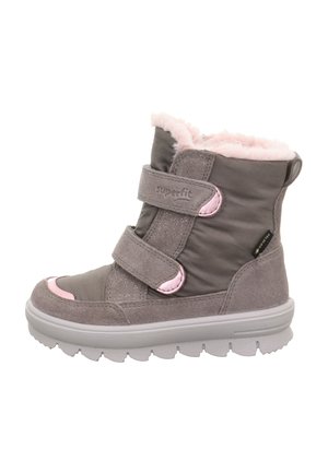 Graue synthetische Stiefel mit pinken Akzenten, Klettverschlüssen, weicher Innenausstattung und einer dicken weißen Außensohle mit strukturierten Griffmustern.