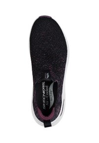 Zapatilla negra de punto sin cordones con acentos morados, que presenta una parte superior texturizada, suela acolchada y etiqueta de plantilla "Air-Cooled ArchFit".