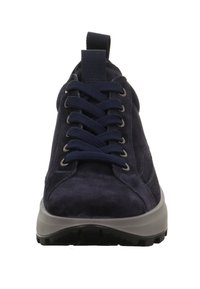 Sneaker scamosciato blu scuro con punta rotonda, suola spessa grigia, lacci blu abbinati e linguette in tessuto sulla linguetta e sul tallone.