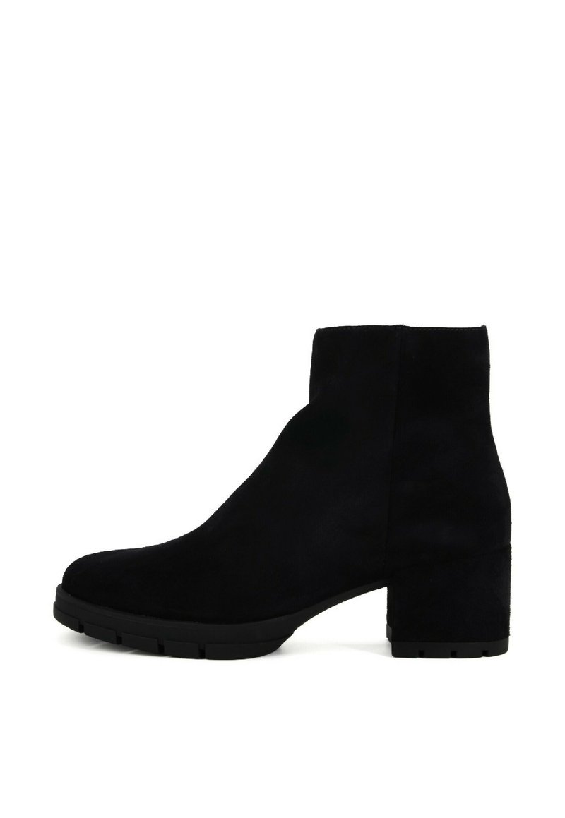 Stivale alla caviglia in suede nero con tacco spesso, superficie liscia, punta arrotondata e design minimalista senza hardware o dettagli visibili.