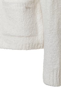 Weißer, strukturierter Pullover aus einem weichen, flauschigen Stoff. Mit einem gerippten Saum und Details versehen. Enthält ein kleines Etikett an der Seite.