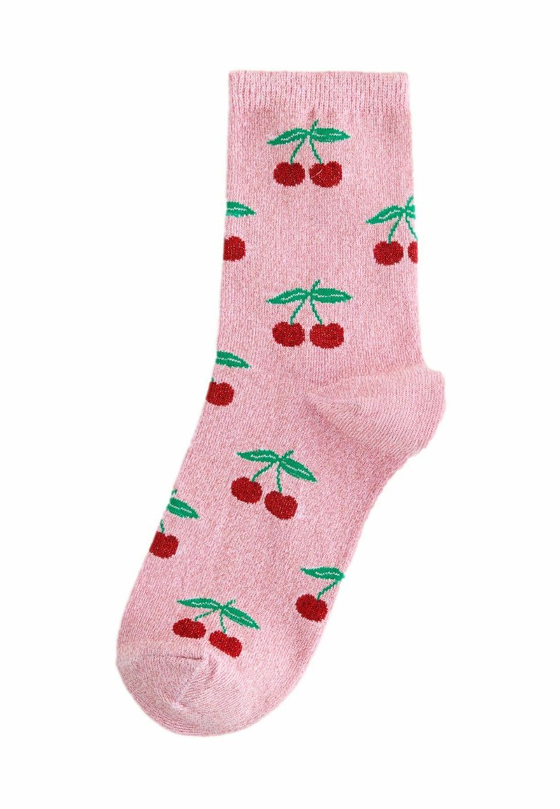 Roze sokken met een herhaald kerspatroon in rood en groen. Gemaakt van zacht materiaal met een gestructureerde afwerking en een standaard sokvorm.
