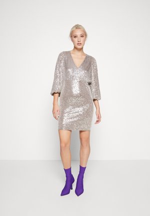 YASSTEEL 3/4 DRESS - SHOW - Koktejlové šaty / šaty na párty - silver