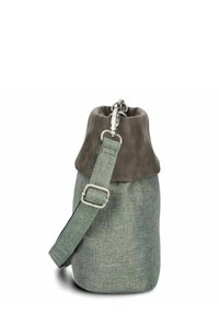 Bolsa de tela verde con la parte superior de ante gris suave. Presenta una correa de hombro desmontable y herrajes metálicos. Forma cilíndrica, superficie texturizada.