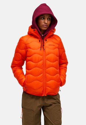 Felrode pufferjack met een gestikte ontwerp, een hoge kraag en een rits aan de voorkant. Draag het over een bordeauxrode hoodie en gecombineerd met een bruine broek.
