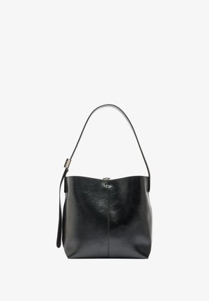 Czarna skórzana torba tote o gładkim wykończeniu, krągłym kształcie i jednym pasku na ramię. Posiada metalowy zamek.