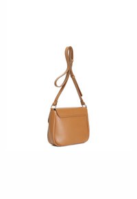 Borsa a tracolla in pelle marrone con una forma strutturata, tracolla regolabile e dettagli di cucitura discreti. La chiusura presenta una pattina pieghevole.