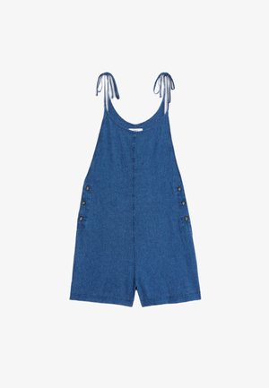 Shorts en denim avec bretelles à nouer réglables, un col rond et un détail de bouton sur le côté gauche. Tissu bleu doux avec une texture lisse.