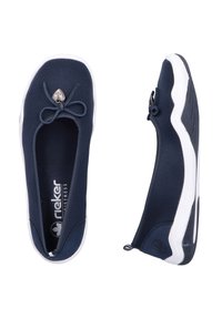 Marineblaue Slippers aus strukturiertem Stoff, weiße Sohle, abgerundete Spitze, Schleifendetail auf der Vorderseite und kleiner metallischer Akzent.