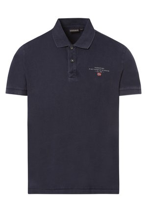 Marineblaues kurzärmliges Poloshirt mit zwei Knöpfen, kleinem Markenlogo und einem norwegischen Flaggenemblem auf der linken Brustseite.