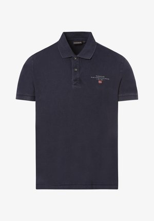 Polo bleu marine à manches courtes avec deux boutons, petit texte de marque et écusson du drapeau norvégien sur le côté gauche de la poitrine.