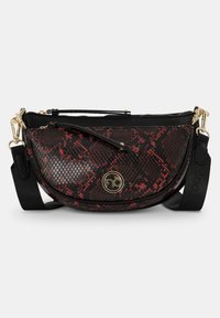 Borsa a forma arrotondata con motivo a serpente rosso e nero, finitura testurizzata, accessori in oro e tracolla regolabile.