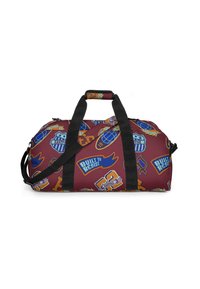 Duflová taška s vínovým textilem, zdobená různými barevnými nášivkami a logy. Černé popruhy a nastavitelný pás. Zipový uzávěr.