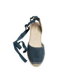 Espadrille tejida de color azul marino con suela de yute, con cintas de tela para sujetar en el tobillo y una superficie texturizada. Diseño sencillo de punta redonda.