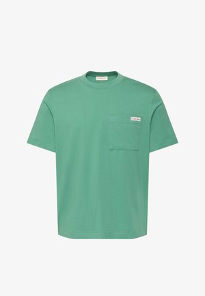 Groen T-shirt met korte mouwen en een ronde hals, met een borstzakje waarop een klein Calvin Klein-logo label is bevestigd.