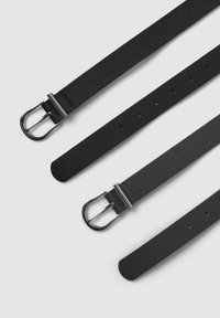 Czarne skórzane paski o teksturowanym wykończeniu, z metalowymi klamrami w kolorze srebrnym. Trzy paski pokazane, różniące się długością, ale o spójnym wzornictwie.