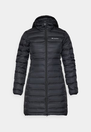 Manteau d'hiver isolé noir avec une capuche, des manches longues et une fermeture éclair à l'avant. Caractéristiques sectionnées matelassées et un logo sur la poitrine.