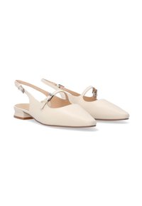 Špičaté slingback boty z krémové kůže s malým blokovým podpatkem. Obsahují tenký pásek kolem kotníku a hladkou texturu.