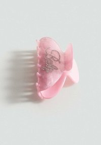 Ružičasti plastični ukosnica u obliku leptira s ukrasima od dragulja, s mramornom teksturom i zubima s kliještima za bolje držanje.