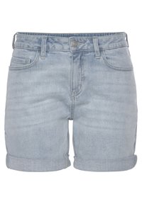 Pantalones cortos de mezclilla azul claro con dobladillo enrollado, que cuentan con cinco bolsillos, un cierre de botón en la parte delantera y un ligero desvanecimiento en el tejido.