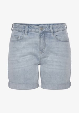 Rotes gemustertes Tanktop mit dünnen Trägern, kombiniert mit hellblauen Jeansshorts. Die Shorts haben umgeschlagene Säume und einen braunen Gürtel.