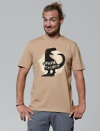 Beige katoenen T-shirt met een zwarte dinosaurusschildering en de tekst "PAPA SAURUS" in een speelse lettertype, met een zachte textuur.