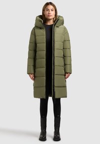 Olivgrüne Daunenjacke mit Kapuze, mit einem Reißverschluss und seitlichen Taschen. Glatte Textur mit gestepptem Muster, reicht bis zur Mitte des Oberschenkels.