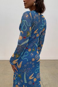 Zila garajām piedurknēm kleita ar krāsainiem acs, lapu un dzīvnieku rakstiem. Izgatavota no viegla auduma ar pieguļošu dizainu.