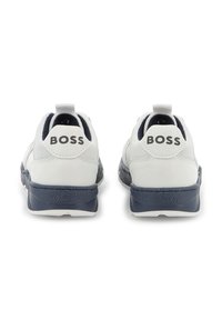 Baskets blanches avec une semelle bleu marine, des détails en mesh et le logo "BOSS" à l'arrière. Bout rond et col rembourré pour plus de confort.