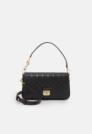 Schwarze Lederschultertasche mit geflochtener Vorderklappe, Verschluss in Goldoptik und verstellbarem Riemen vor weißem Hintergrund.