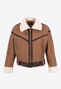 Veste en daim marron avec un col en shearling blanc, des accents noirs, des poches zippées et une taille ceinturée. Présente un design ajusté et court.