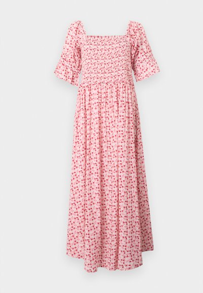 Ροζ μακρύ φόρεμα με κόκκινο λουλουδάτο σχέδιο, τετράγωνο ντεκολτέ με σφηκωτές πιέτες και φουσκωτά μανίκια μέχρι τον αγκώνα.