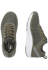 Oliivinvihreät urheilukengät, joissa on verkkopinta, pehmustettu kaulus ja heijastavat yksityiskohdat. Valkoinen kumipohja, jossa on karkea pinta.