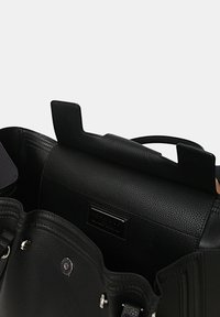 Borsa a tracolla in pelle nera con finitura texture, apertura superiore che rivela un interno spazioso, hardware argento e un'etichetta sul retro.