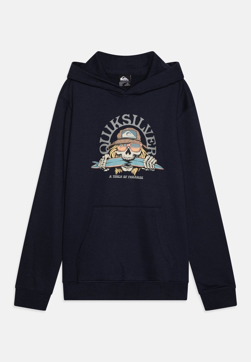 Sweat à capuche bleu marine avec poche avant, affichant un crâne portant des lunettes de soleil et une casquette, mordant une planche de surf, accompagné des textes "Quiksilver" et "A Touch of Paradise".