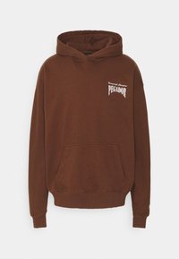 Hnědá mikina s kapucí, přední kapsou a bílým textem "PEGADOR." Měkká tkanina s žebrovanými manžetami a lemem.