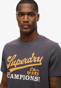 Superdry & Co - T-shirt z nadrukiem