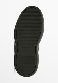 Schwarze Gummisohle mit horizontalen Rillen und prägnantem Markennamen "Massimo Dutti" nahe der Ferse. Größe 42 markiert.