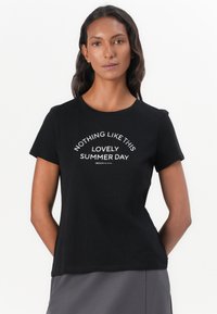 Tricou scurt cu mânecă neagră, din bumbac, cu text alb care spune "NIMIC CA ACEASTĂ FRUMOASĂ ZI DE VARĂ" într-un design curbat.
