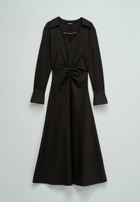 Abito lungo nero a maniche lunghe con scollatura a V e colletto. Caratterizzato da un dettaglio frontale torcigliato e maniche svasate. Realizzato in tessuto morbido con una forma fluida.