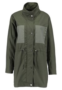 Olivgrön jacka med hög krage, tryckknappar, två framfickor med ljusgrå detaljer, och justerbar dragsko i midjan.