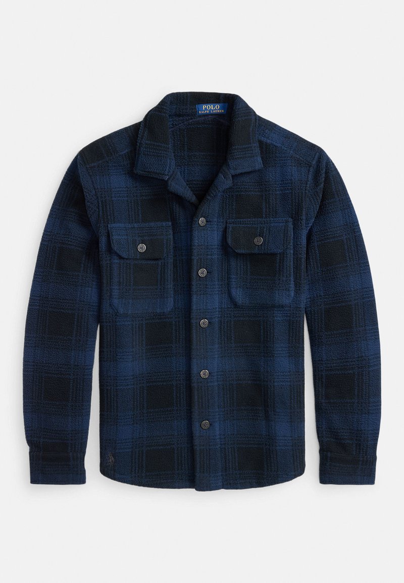 Marineblaues und schwarzes kariertes Fleecepullover-Hemd mit Kragen und zwei verschließbaren Brusttaschen, flach auf weißem Hintergrund ausgelegt.