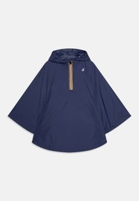 Marineblaues Regenponcho mit Kapuze, ausgestattet mit einem halben Reißverschluss vorne, gelben und weißen Streifen sowie einem Logo-Patch auf der Brust.