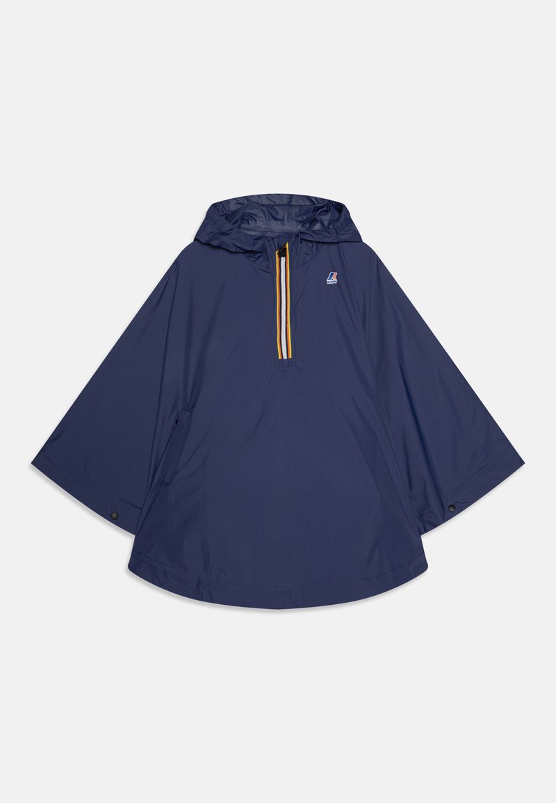 Marineblaues Regenponcho mit Kapuze, ausgestattet mit einem halben Reißverschluss vorne, gelben und weißen Streifen sowie einem Logo-Patch auf der Brust.