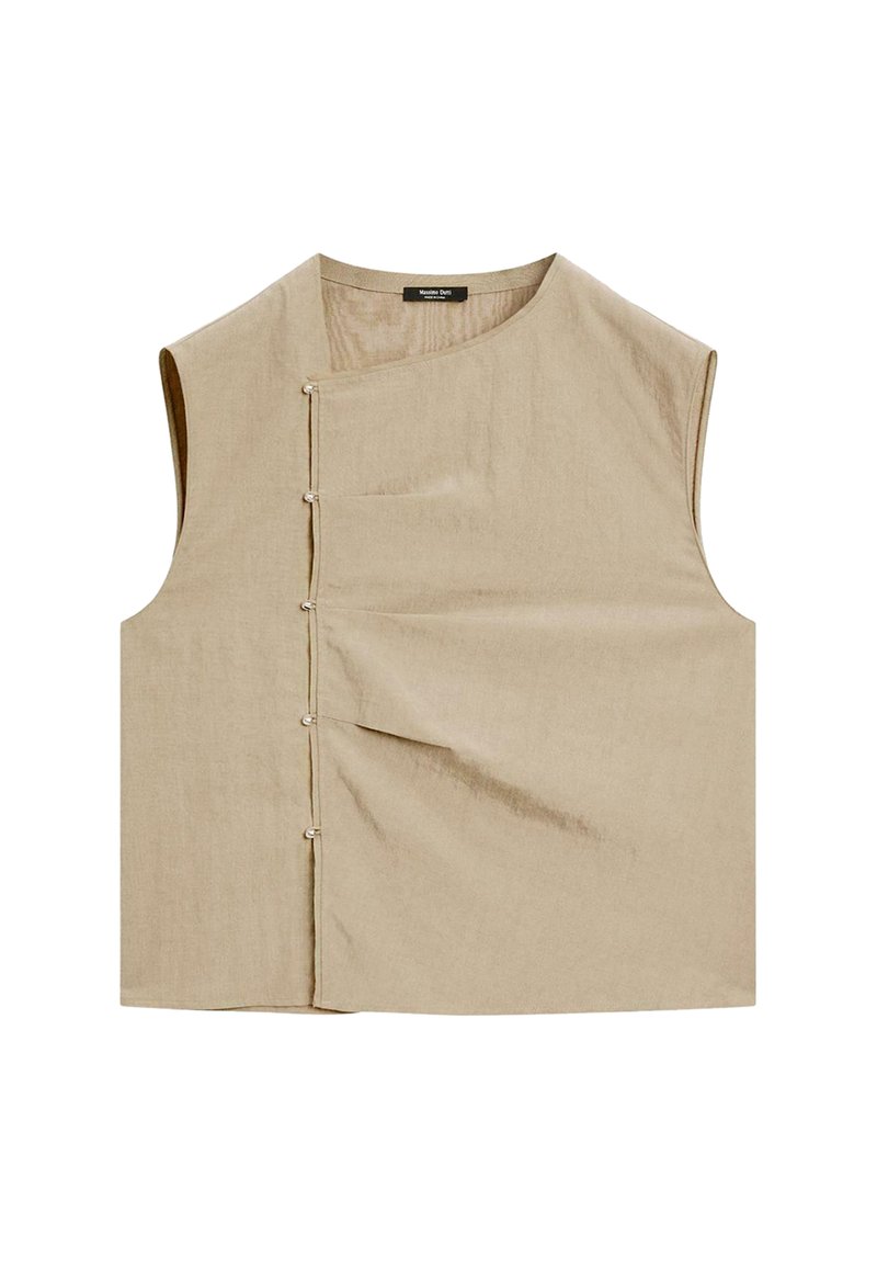 Top sans manches beige avec un col asymétrique, doté de boutons décoratifs et d'un design plissé à l'avant. Fabriqué en tissu texturé.
