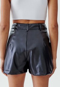 CALLI JAY - Shorts - black pu