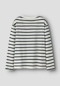 Langärmliges Hemd aus weißer Baumwolle mit marineblauen horizontalen Streifen. Verfügt über einen runden Ausschnitt und eine lockere Passform. Keine sichtbaren Beschläge oder Akzente.